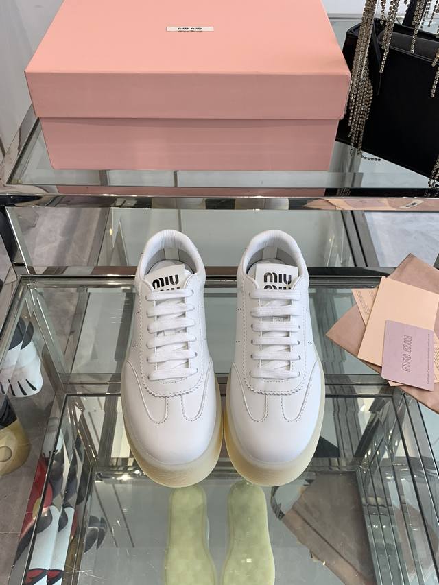 Miu Miu 24Ss 缪缪厚底饼干底 24Ss 春夏新款英伦风系带 小白鞋 休闲鞋 Miumiu秀场适当独一无二的擦色工艺工艺来自miu Miu系列的细节特